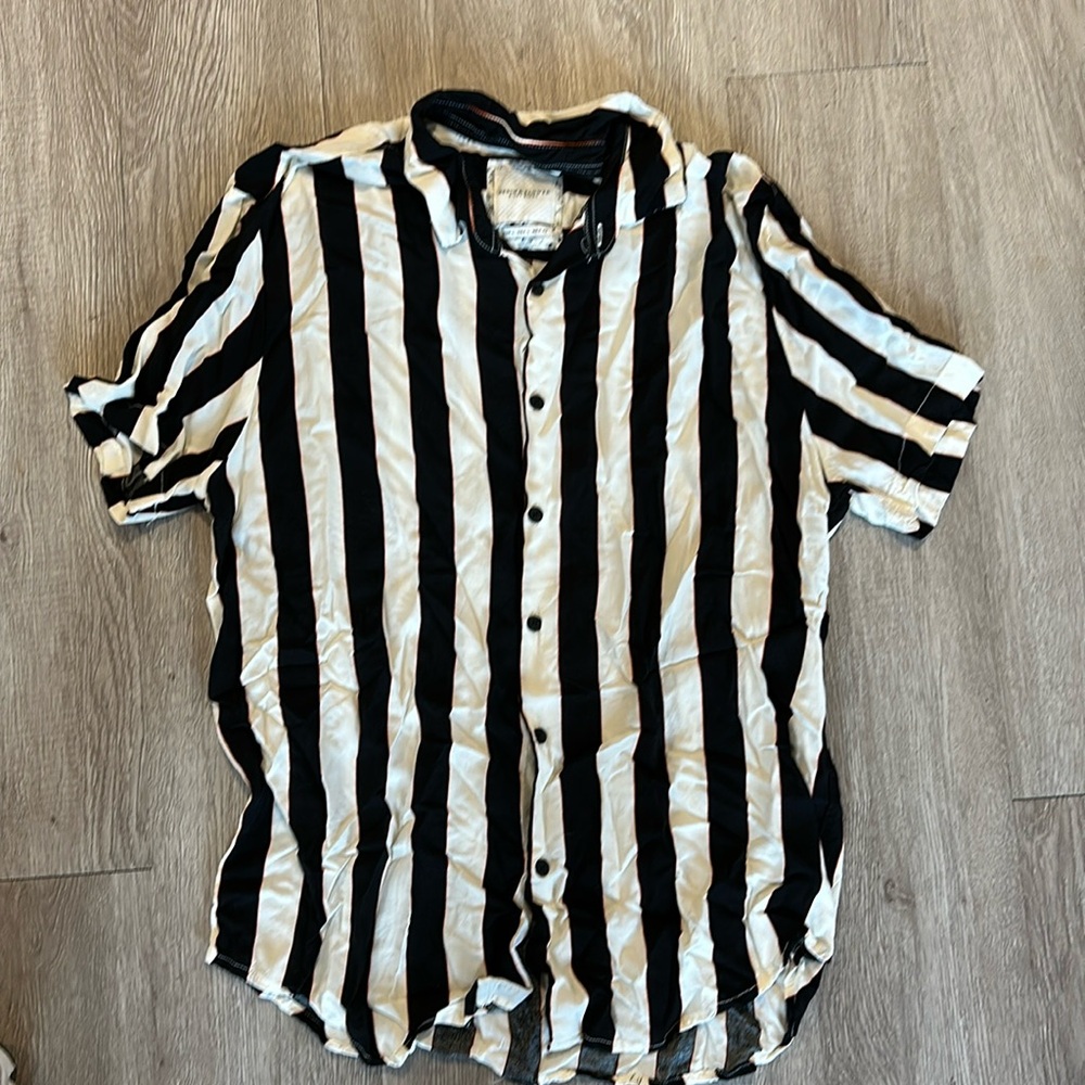 Men’s lightweight button up. Size large